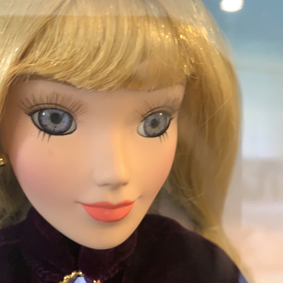 Aurora Porcelain Keepsake Doll Holiday Jewels Ed. - Picture 2 of 9